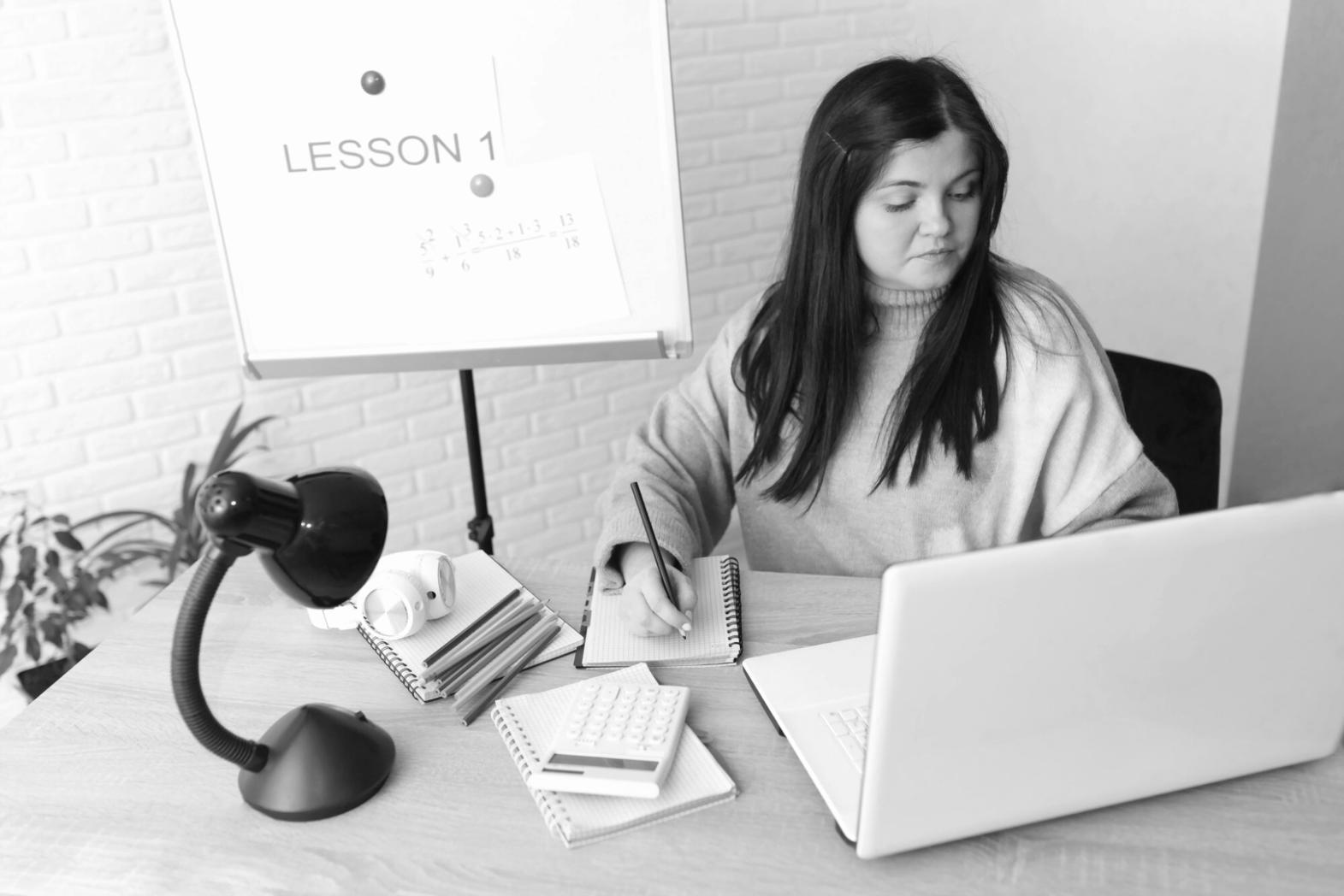 Estudiante trabajando en planificación financiera con calculadora y documentos